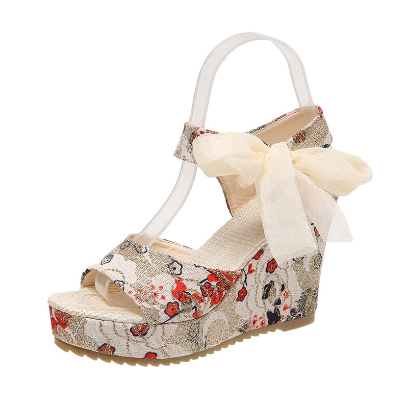 Letné nové európske a americké módne sandále so širokým pásom, kamuflážou a klinovým remienkom, veľkosťou pre zahraničný obchod, dámske sandále s čipkou