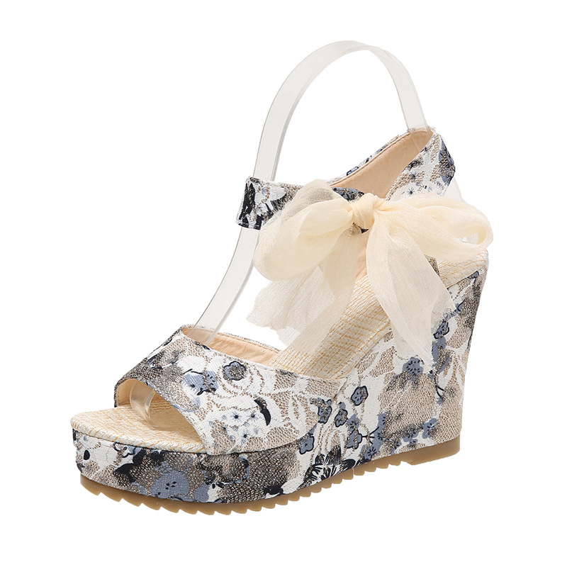 Letné nové európske a americké módne sandále so širokým pásom, kamuflážou a klinovým remienkom, veľkosťou pre zahraničný obchod, dámske sandále s čipkou