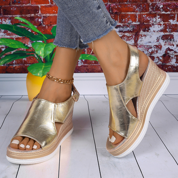 Nezávislá stanica Cezhraničná letná móda Európsky a americký zahraničný obchod plus veľkosť Jednoslovný opasok s prackou na platforme Plážové sandále pre ženy