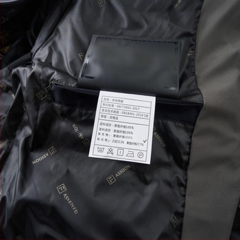 Νέο, ζεστό, επαγγελματικό, casual χειμωνιάτικο μπουφάν για μπαμπάδες, με επένδυση από βαμβάκι, για άνδρες μέσης ηλικίας. Μοντέρνο και ευέλικτο μπουφάν με επένδυση από βαμβάκι.