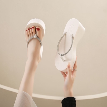 Dámske žabky s vysokým kamienkom a hrubou podrážkou, s krištáľmi, na pláž a k moru, s vysokým podpätkom a hrubou podrážkou.