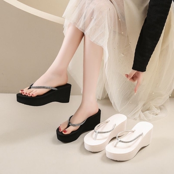 Dámske žabky s vysokým kamienkom a hrubou podrážkou, s krištáľmi, na pláž a k moru, s vysokým podpätkom a hrubou podrážkou.