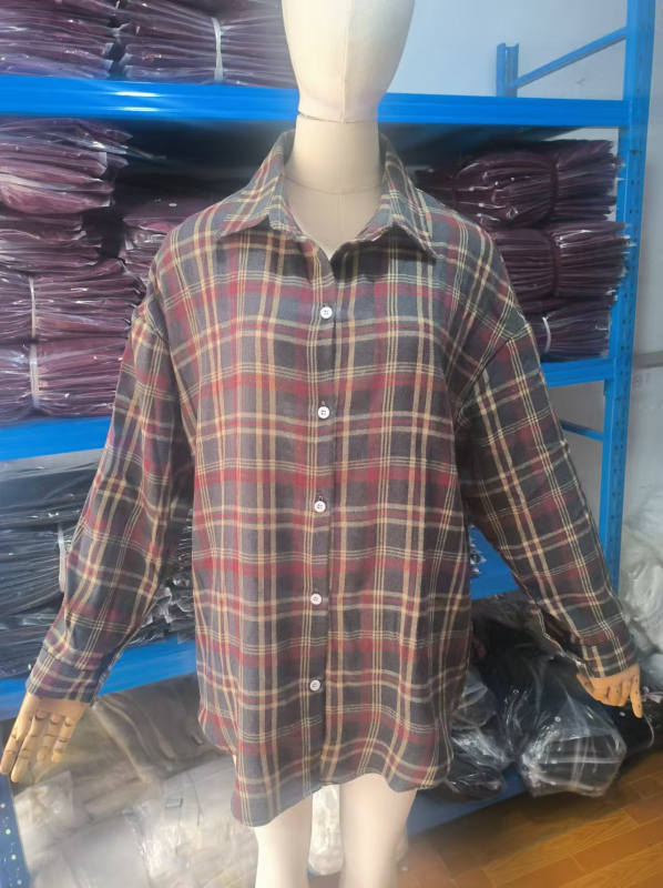 Ljetna nova karirana retro stilska svestrana ležerna kardigan košulja s reverom i dugim rukavima, europska i američka izvozna košulja od poliestera i pamuka za žene