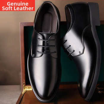 Tikros minkštos odos odiniai batai už specialią kainą. Vyriški madingi laisvalaikio odiniai batai. Jaunimo verslo darbo batai. Vyriški mada.