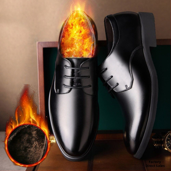 Tikros minkštos odos odiniai batai už specialią kainą. Vyriški madingi laisvalaikio odiniai batai. Jaunimo verslo darbo batai. Vyriški mada.