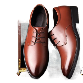 Tikros minkštos odos odiniai batai už specialią kainą. Vyriški madingi laisvalaikio odiniai batai. Jaunimo verslo darbo batai. Vyriški mada.