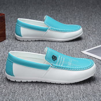 Plus izmēra vīriešu apavi 2025. gada pavasara jaunās modes ikdienas pupiņu kurpes ar mīkstu ādu, mīkstu zoli, uzvelkamas mokasīni