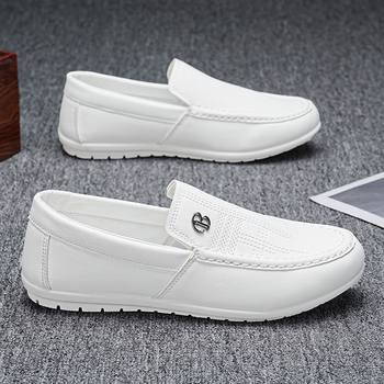 Plus izmēra vīriešu apavi 2025. gada pavasara jaunās modes ikdienas pupiņu kurpes ar mīkstu ādu, mīkstu zoli, uzvelkamas mokasīni