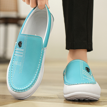 Plus izmēra vīriešu apavi 2025. gada pavasara jaunās modes ikdienas pupiņu kurpes ar mīkstu ādu, mīkstu zoli, uzvelkamas mokasīni