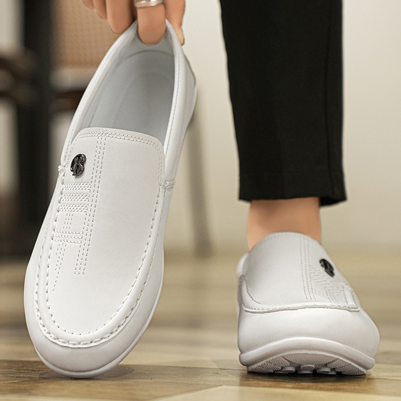 Plus izmēra vīriešu apavi 2025. gada pavasara jaunās modes ikdienas pupiņu kurpes ar mīkstu ādu, mīkstu zoli, uzvelkamas mokasīni