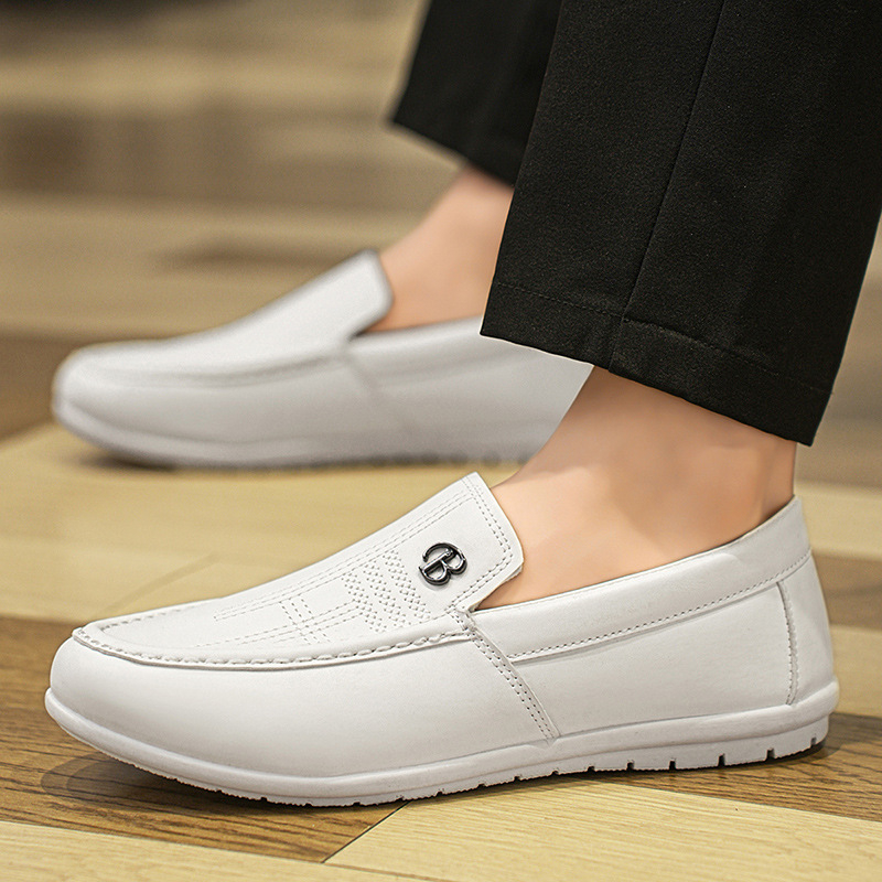 Plus izmēra vīriešu apavi 2025. gada pavasara jaunās modes ikdienas pupiņu kurpes ar mīkstu ādu, mīkstu zoli, uzvelkamas mokasīni