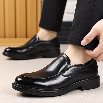 Δερμάτινα παπούτσια ανδρικά 2024 νέα επίσημα δερμάτινα παπούτσια μαύρα βρετανική τάση ένα κοστούμι με πεντάλ μια γενιά μαλλιών