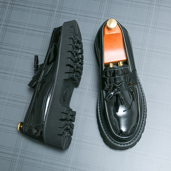 Μοντέρνα δερμάτινα παπούτσια κορεάτικου στιλ, ασπρόμαυρα, με αντίθεση χρωμάτων, στρογγυλή μύτη, παχιά, slip-on παπούτσια, με χοντρή σόλα που αυξάνει το ύψος, ανδρικά δερμάτινα παπούτσια