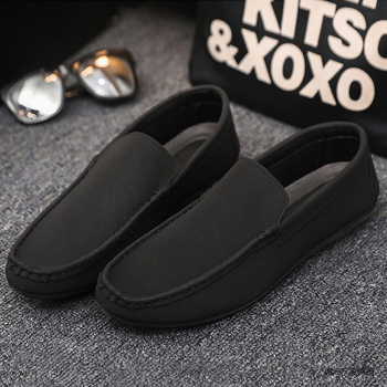 Skaisti jauni pusaudži, moderni, slinki, vīriešu uzvelkami apavi ar zirņu ādu, vīriešu apavi ar zemu augšdaļu, mīkstu zoli, nodilumizturīgi, pretslīdes apavi