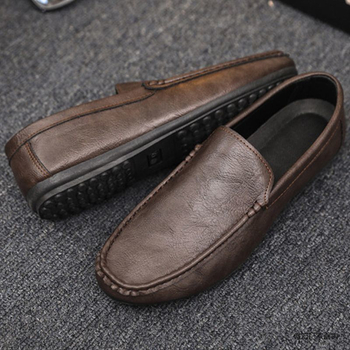 Skaisti jauni pusaudži, moderni, slinki, vīriešu uzvelkami apavi ar zirņu ādu, vīriešu apavi ar zemu augšdaļu, mīkstu zoli, nodilumizturīgi, pretslīdes apavi