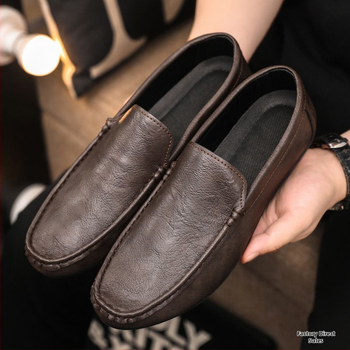 Skaisti jauni pusaudži, moderni, slinki, vīriešu uzvelkami apavi ar zirņu ādu, vīriešu apavi ar zemu augšdaļu, mīkstu zoli, nodilumizturīgi, pretslīdes apavi