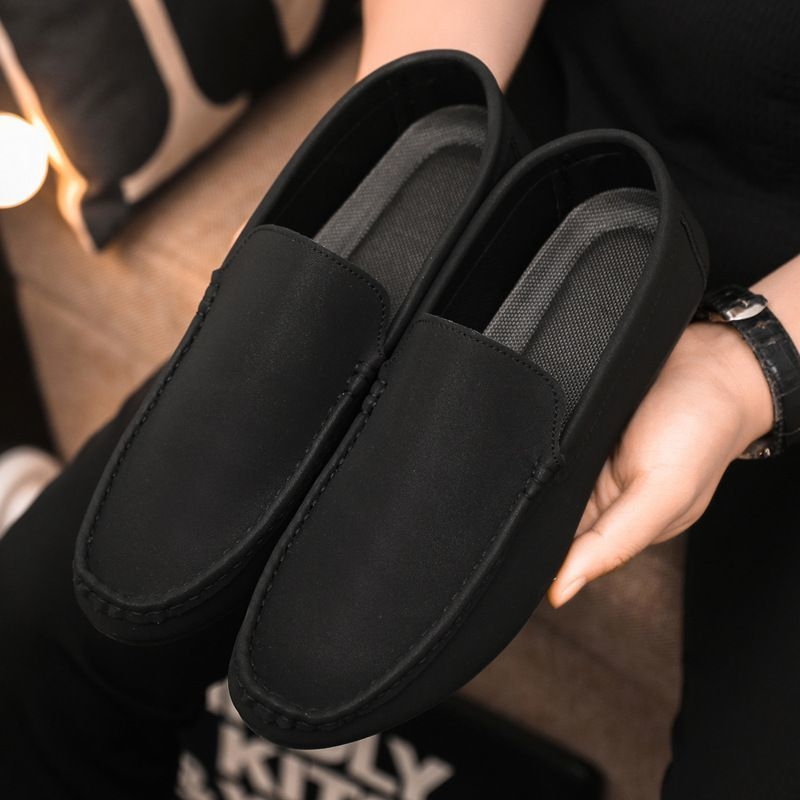 Skaisti jauni pusaudži, moderni, slinki, vīriešu uzvelkami apavi ar zirņu ādu, vīriešu apavi ar zemu augšdaļu, mīkstu zoli, nodilumizturīgi, pretslīdes apavi