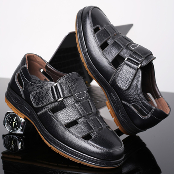 Generácia letných nových pánskych mäkkých kožených topánok s dutými dierkami, sandálov, ležérnych sandálov s hovädzou špičkou.