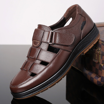 Generácia letných nových pánskych mäkkých kožených topánok s dutými dierkami, sandálov, ležérnych sandálov s hovädzou špičkou.
