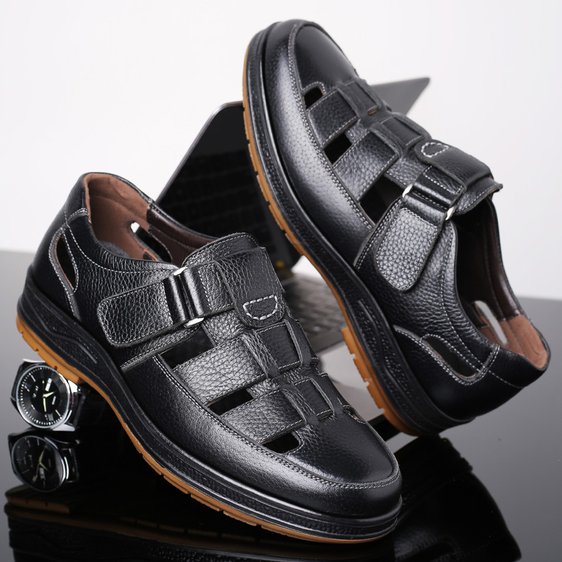 Generácia letných nových pánskych mäkkých kožených topánok s dutými dierkami, sandálov, ležérnych sandálov s hovädzou špičkou.