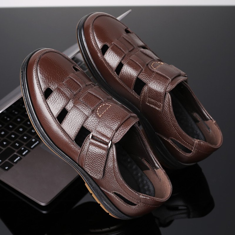 Generácia letných nových pánskych mäkkých kožených topánok s dutými dierkami, sandálov, ležérnych sandálov s hovädzou špičkou.
