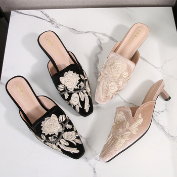 2024 Nový príchod čínskych vyšívaných papúč s dámskou špičkou, výšivky, vintage polovičné papuče, módne štvorcové ploché sandále s dámskou obuvou