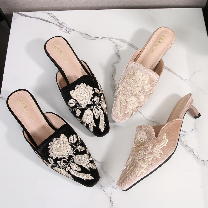 2024 Nový príchod čínskych vyšívaných papúč s dámskou špičkou, výšivky, vintage polovičné papuče, módne štvorcové ploché sandále s dámskou obuvou