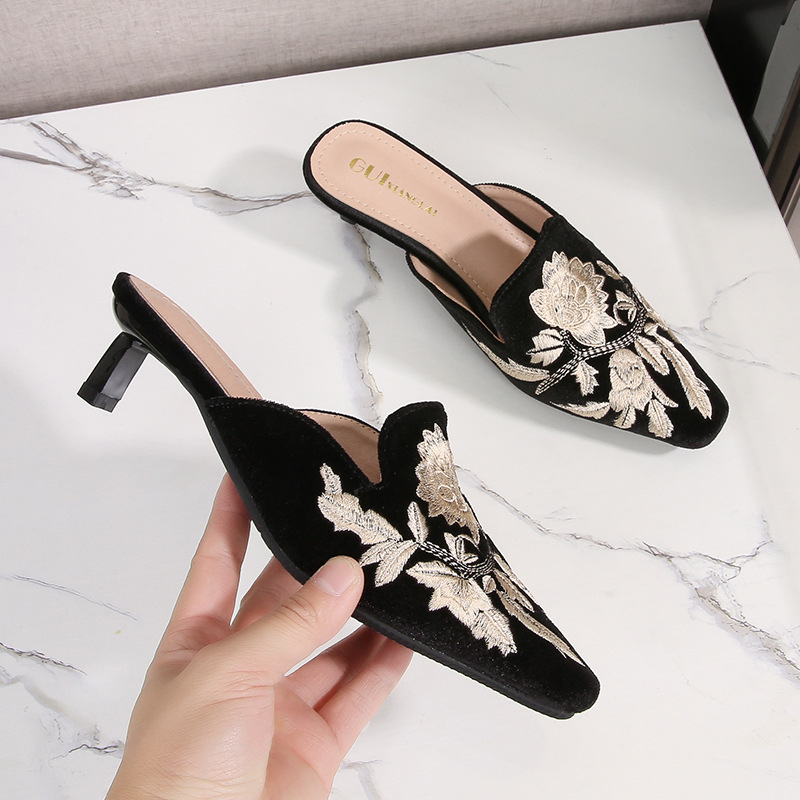 2024 Nový príchod čínskych vyšívaných papúč s dámskou špičkou, výšivky, vintage polovičné papuče, módne štvorcové ploché sandále s dámskou obuvou