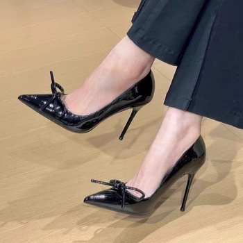 Κομψά κόκκινα γυναικεία παπούτσια για επαγγελματικές μετακινήσεις σε γαλλικό στιλ με μυτερό τακούνι και ρηχό τακούνι στιλέτο, σέξι ψηλοτάκουνα πέδιλα για την άνοιξη και το φθινόπωρο του 2025