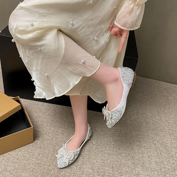 Ravne cipele za žene, proljeće i ljeto 2025., nove retro cipele s plitkim izrezima, špicastim mekanim dnom, cipele s grahom i mašnom, cirkonima
