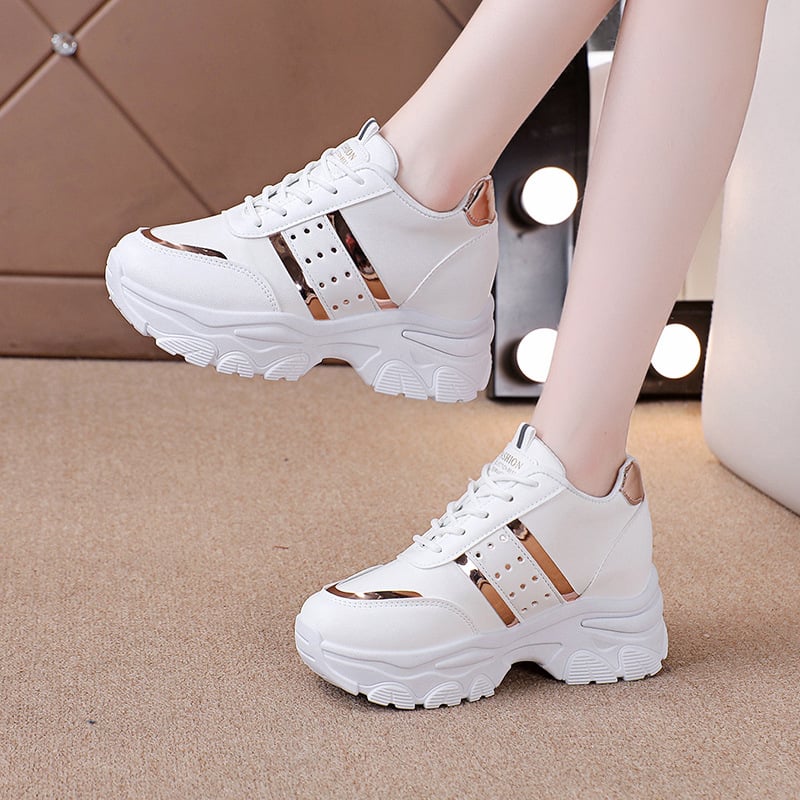 Γυναικεία sneakers με εσωτερικό ψηλό τελείωμα, φθινόπωρο και χειμώνας 2023, νέα δερμάτινα μικρά λευκά παπούτσια με χοντρή σόλα, μεγάλα μεγέθη, σε ασορτί χρώμα, φωτεινά παπούτσια εξωτερικού εμπορίου, μονής στρώσης.