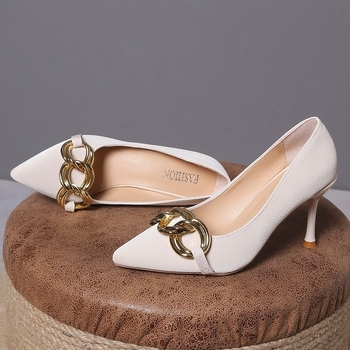 Γυναικεία ψηλοτάκουνα παπούτσια στυλέτο με χαμηλό ντεκολτέ, μεταλλική αλυσίδα, άνοιξη 2023