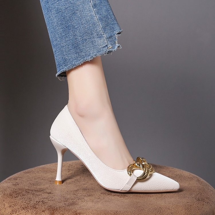 Dámske vysoké podpätky, jar 2023, nové topánky s kovovou retiazkou, špicaté, s nízkym výstrihom na ihličkovom podpätku