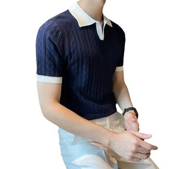 Καλοκαιρινό, αναπνεύσιμο, ιταλικό, ανοιχτόχρωμο, μοντέρνο ανδρικό πόλο με γιακά V, ελαστική υφή ζακάρ, στενή εφαρμογή, πλεκτό με κοντό μανίκι