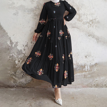 M2526 Rochie elegantă de modă musulmană transfrontalieră din Amazon, Orientul Mijlociu, culoare pură, brodată cu curea