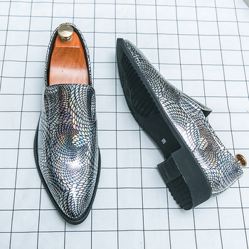 Vyriški batai, madingi, 48 dydžio, su ryškia odine apranga, stilingi, stilingi, smailios odos batai su „Chelsea“ smailiu padu.