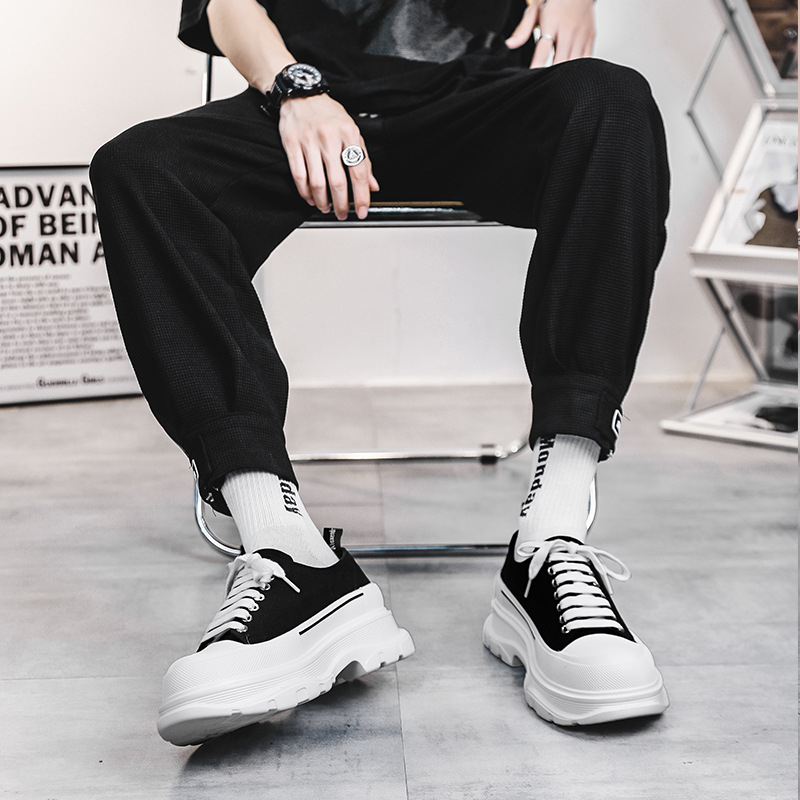 Audekla apavi vīriešu platformas īsi augstuma palielinošas kedas korejiešu stila moderni elpojoši ikdienas balti apavi hiphopa apavi