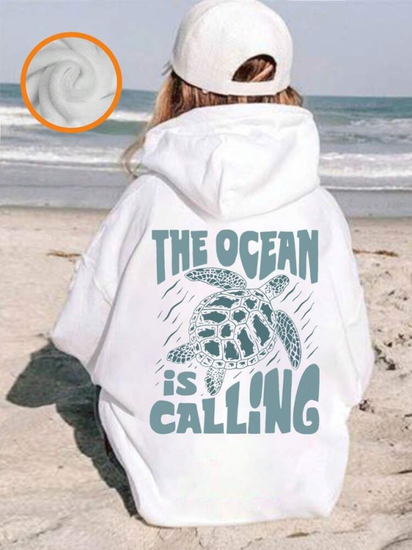 Djevojačka majica s uzorkom slova i kornjača spuštenih ramena