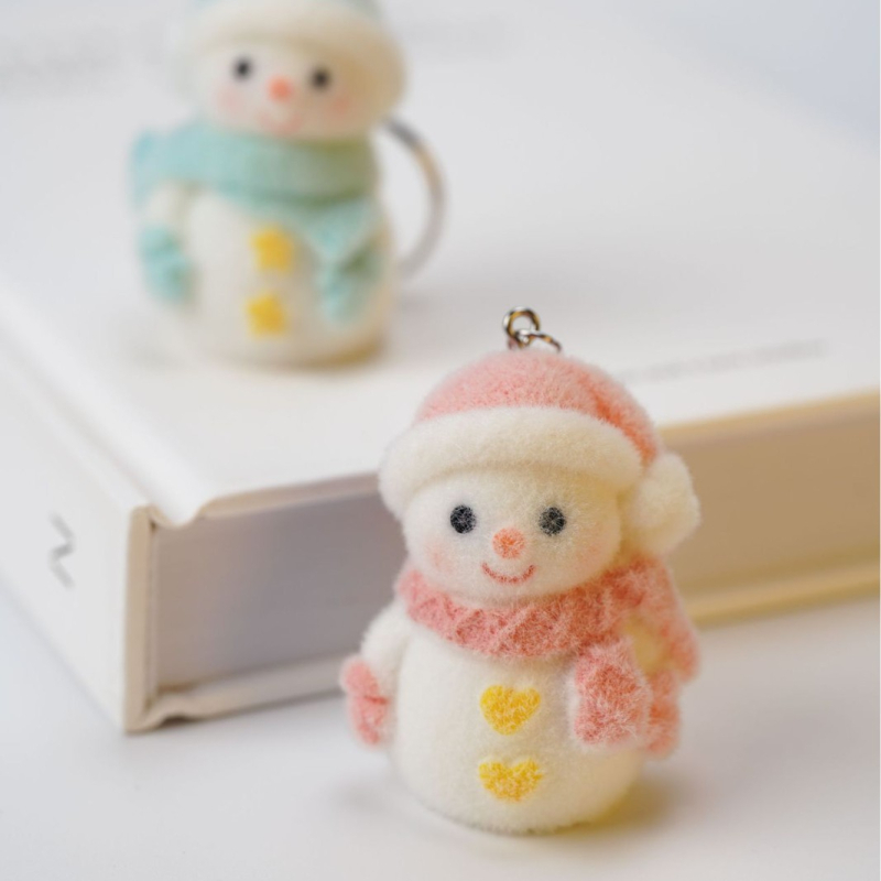 Flocking sveķu trīsdimensiju Ziemassvētku sniegavīra jauka somas kulona atslēgu piekariņa automašīnas rotājumi pārim dāvana DIY lelle