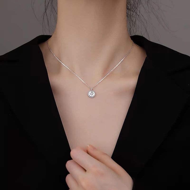 925 hõbedast 14K kullatud ümmargune plaat graveeritud roosilillega kaelakeelena naistele, nišš 2024 uue stiili rangluukett, kerge luksus