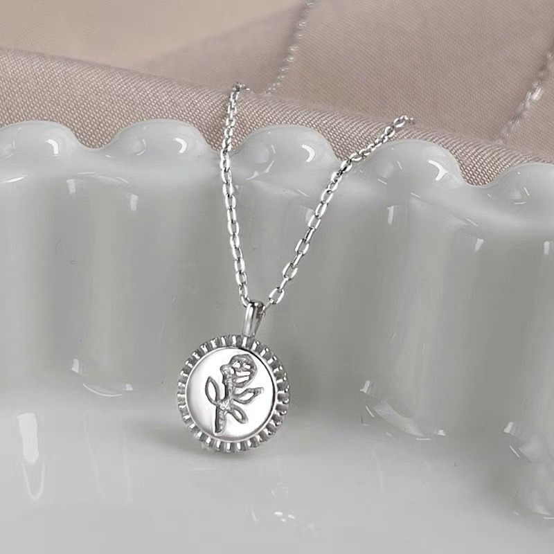 925 hõbedast 14K kullatud ümmargune plaat graveeritud roosilillega kaelakeelena naistele, nišš 2024 uue stiili rangluukett, kerge luksus