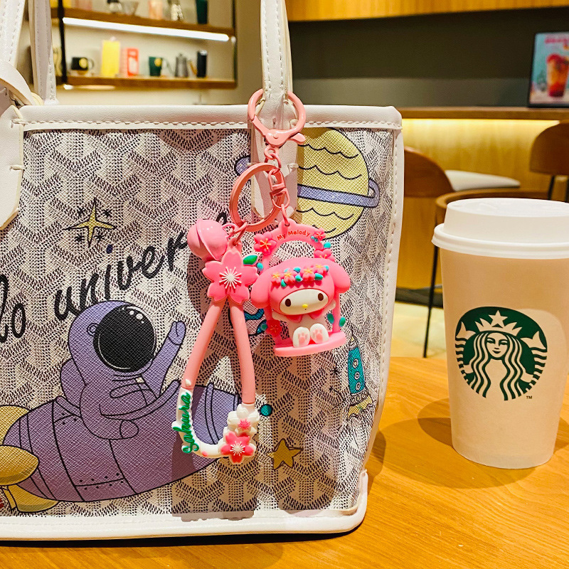„Creative Sanrio Swing Cartoon“ išskirtinio automobilio raktų pakabuko moteriškų knygų krepšio pakabukas porai mažų dovanų didmeninė prekyba