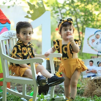 Vanjskotrgovinski europski i američki ljetni brat i sestra nose suncokretove kombinezone s tregerima, hlače s četiri kuta za penjanje/trokutni penjački set odijela