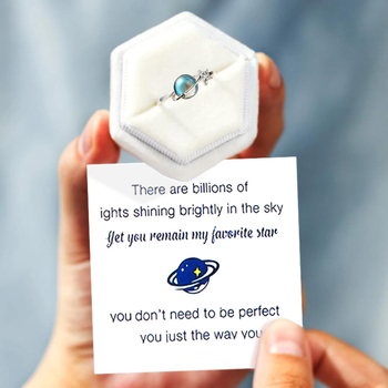 Ανεξάρτητος σταθμός νέος ευρωπαϊκός και αμερικανικός δημιουργικός αστέρας και φεγγαριού με μικρο-ένθετη λευκή πέτρα που ανακουφίζει από το άγχος και την πίεση, περιστρεφόμενος δακτύλιος