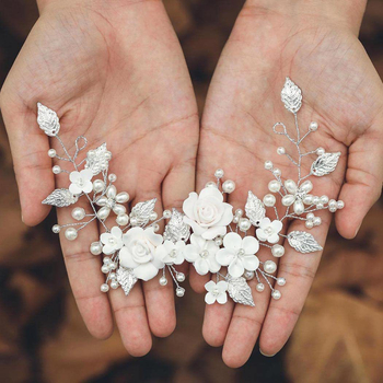 Rankų darbo baltos minkštos keramikos gėlės, sidabro lydinio lapai, nuotakos, vestuvių galvos apdangalas, plaukų aksesuarai, parduodami užsienyje.