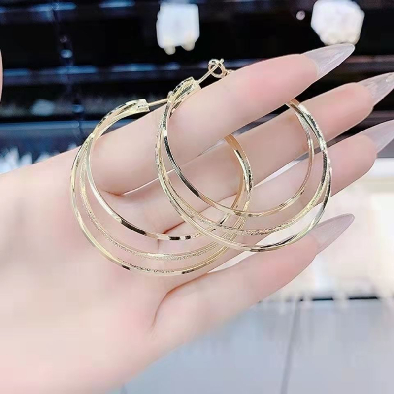 Višeslojne 2024 Nove trendi srebrne igličaste velike naušnice s obručem Jesen i zima Elegantne vrhunske naušnice u stilu božice s pretjeranim krugom