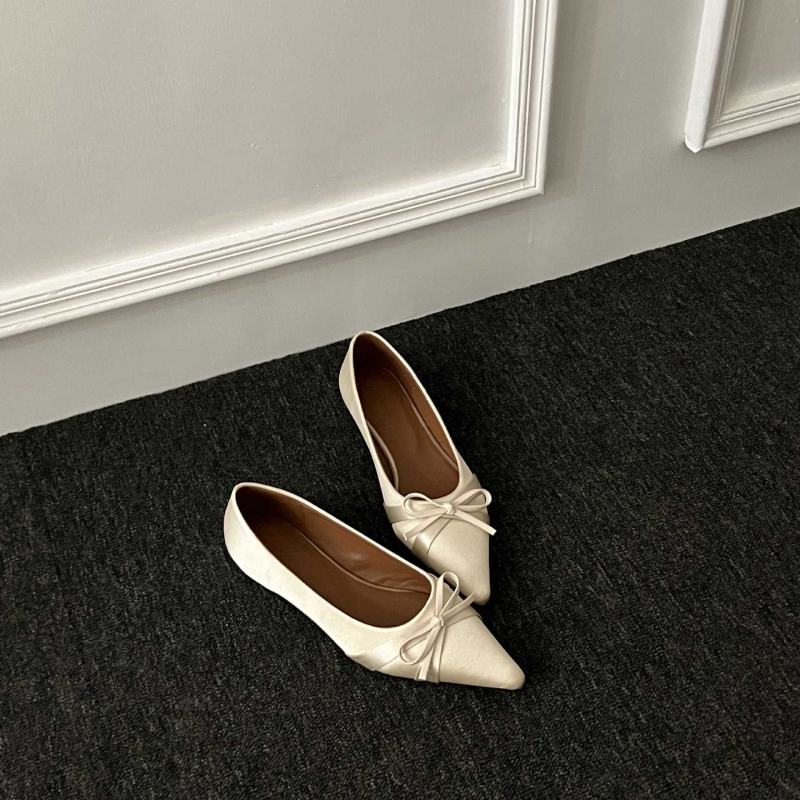 Jesenné topánky Baotou s novým produktom z roku 2025, vnútornou zvýrazňujúcou mašľou, špicatou špičkou a plytkými ústami, európskym a americkým štýlom.