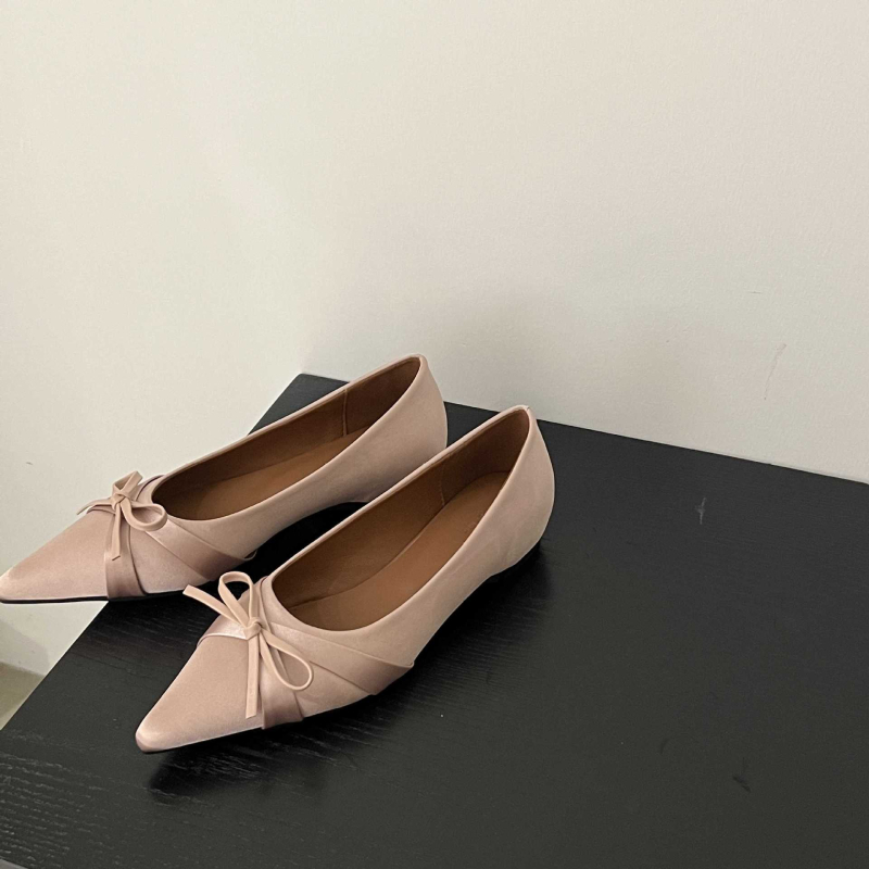 Jesenné topánky Baotou s novým produktom z roku 2025, vnútornou zvýrazňujúcou mašľou, špicatou špičkou a plytkými ústami, európskym a americkým štýlom.