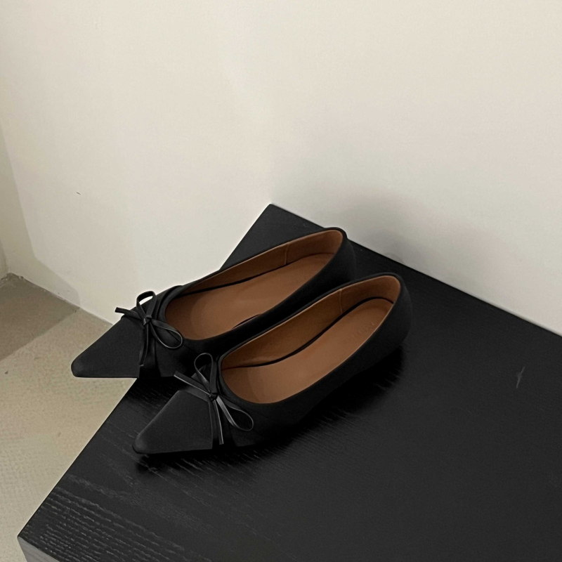 Jesenné topánky Baotou s novým produktom z roku 2025, vnútornou zvýrazňujúcou mašľou, špicatou špičkou a plytkými ústami, európskym a americkým štýlom.