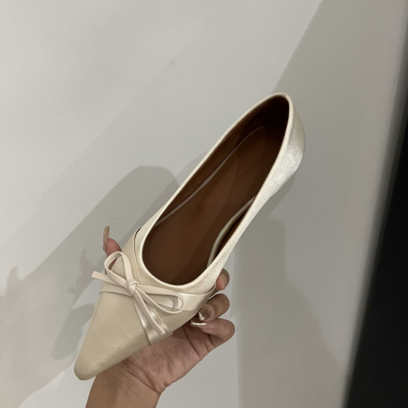 Jesenné topánky Baotou s novým produktom z roku 2025, vnútornou zvýrazňujúcou mašľou, špicatou špičkou a plytkými ústami, európskym a americkým štýlom.